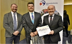 perex_zlatý erb-předání.jpg