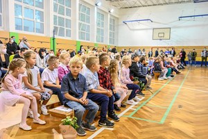 5_Zvídavé pohledy v tělocvičně ZŠ a MŠ Prameny.
