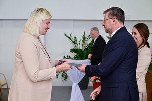 MHA_0952 -  ředitelka ZŠ a MŠ U Lesa Jana Petrová převzala ocenění za nepřítomnou Taťánu Koniecznou