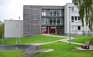 perex - OA před muralem.jpg