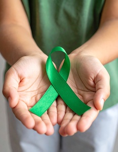 Firefly_zelená stuha jako symbol duševního zdraví - dětské (mladistvé - menší) ruce s dlaněmi 827401.jpg