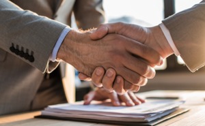 perex - podané ruce při jednání - ilu.png